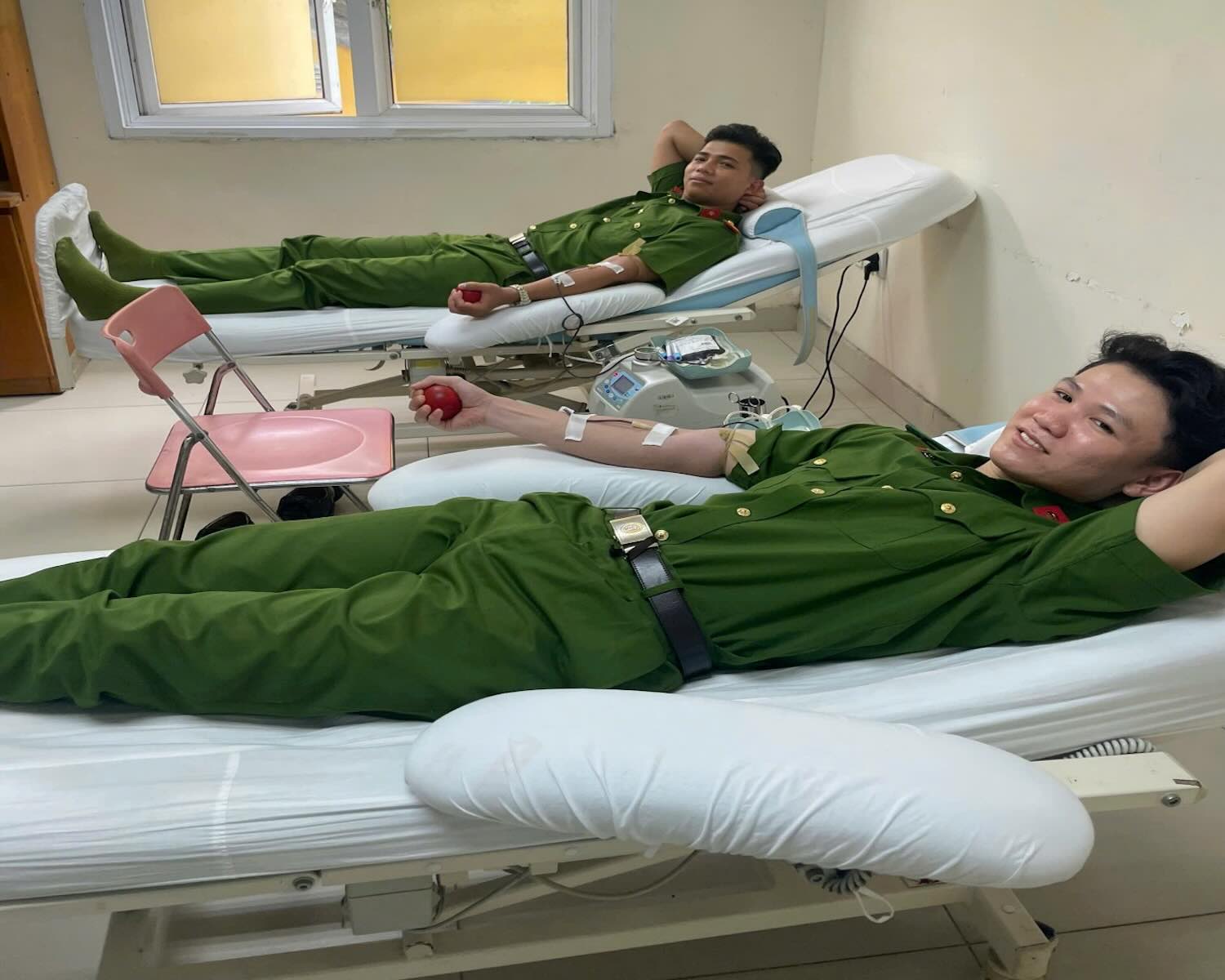 Soldiers participate in donating blood to save lives. Photo: Hong Nhung.
