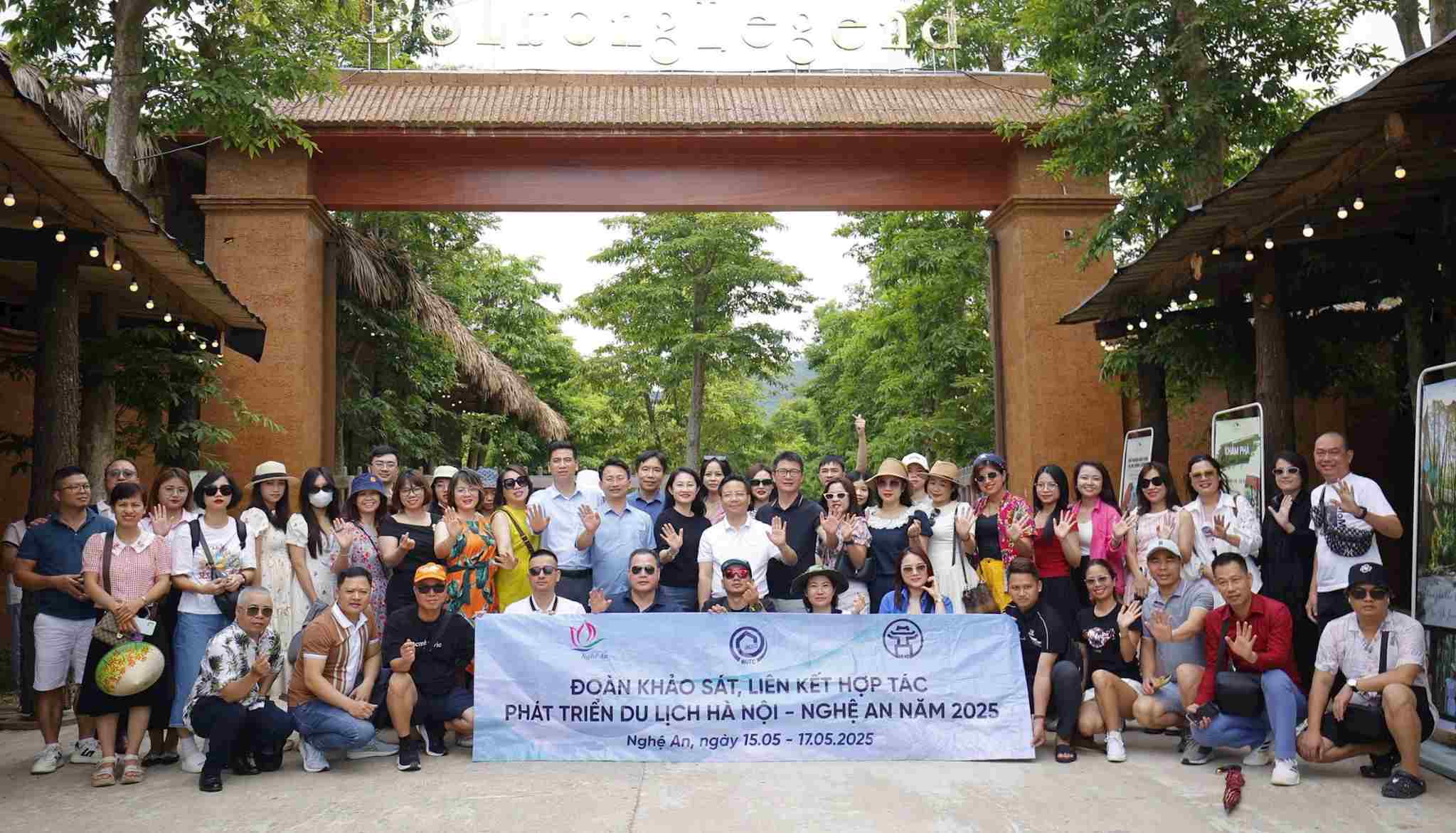 Doan khao sat chup anh luu niem tai diem du lich Do Luong Legent Camping & Resort. Anh: Hai Dang
