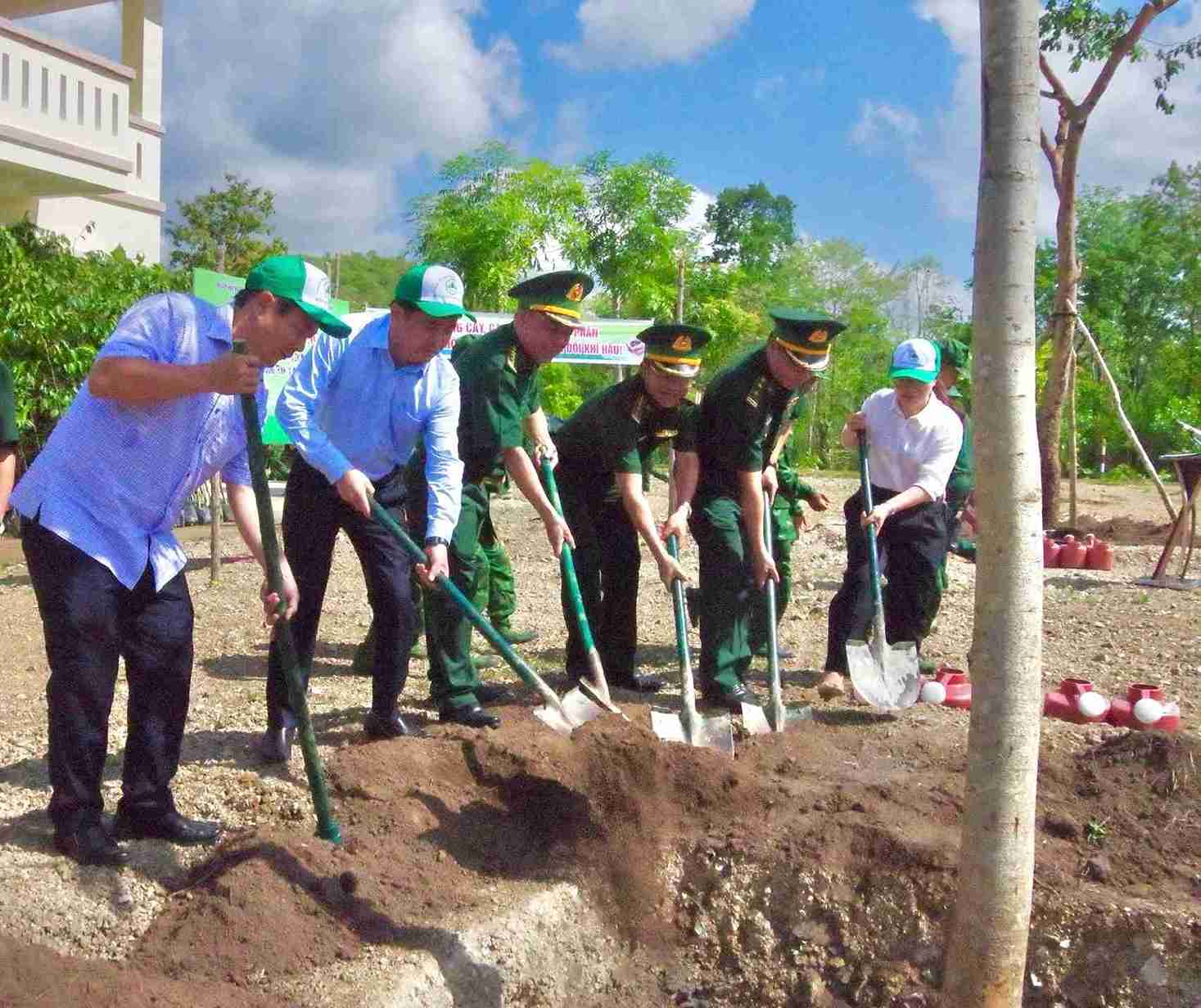 Lideres y oficiales, soldados y empleados de dos unidades organizan arboles. Foto: Nguyen Lan