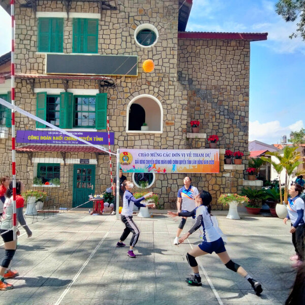 Este torneo de voleibol es un patio de recreo util para funcionarios, miembros del sindicato, trabajadores y funcionarios laborales. Foto: Duc Lam