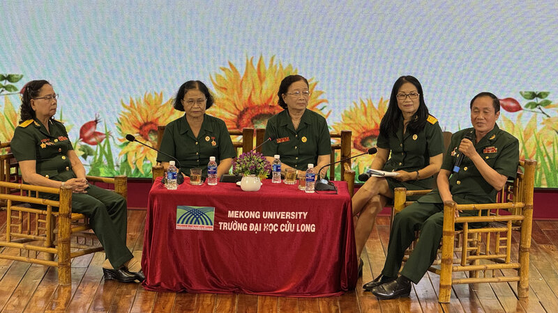 Veterans of the Armed Forces - Arms of Saigon - Gia Dinh Military Region interacted with students of Cuu Long University. Photo: Hoang Loc