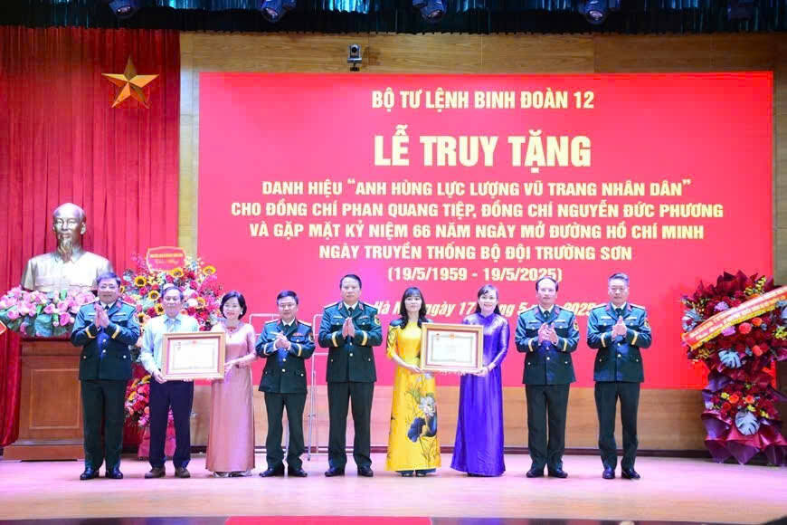 The Command of the 12th Corps held a ceremony to posthumously award the title of Commander-in-Chief of the People's Arms to Major General Phan Quang Tiep and Colonel Nguyen Duc Phuong. Photo: Ministry of National Defense