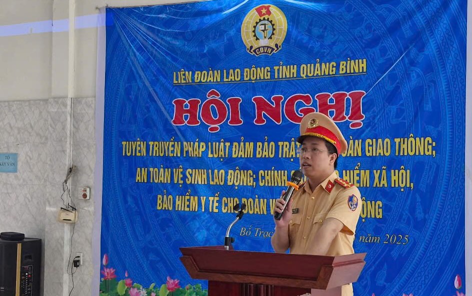 Giảng viên Trần Tuấn Việt phổ biến các quy định về an toàn giao thông. Ảnh: Xuân Nga