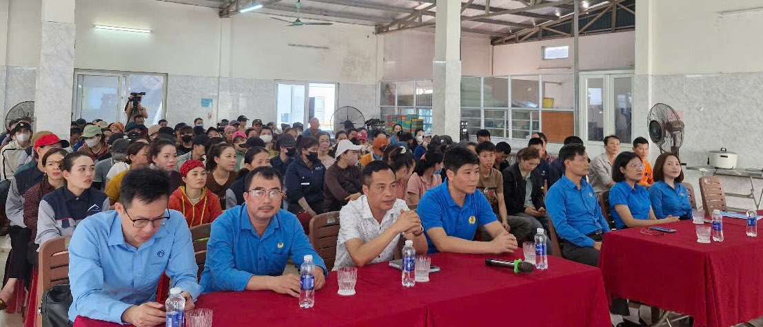 150 trabajadores en Quang Binh fueron capacitados en la ley y la seguridad del trafico. Foto: Xuan NGA