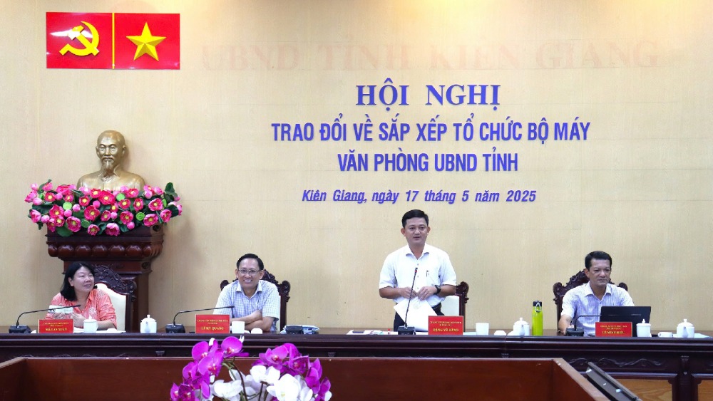 Ong Dang Vu Bang - Chanh Van phong UBND tinh Kien Giang phat bieu tai hoi nghi. Anh: Ngoc Mai