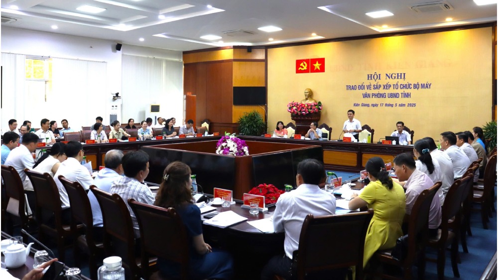 The offices of the People's Committees of Kien Giang and An Giang provinces held a conference to discuss a number of issues on the work of reorganizing the apparatus of the Office after the merger. Photo: Ngoc Mai