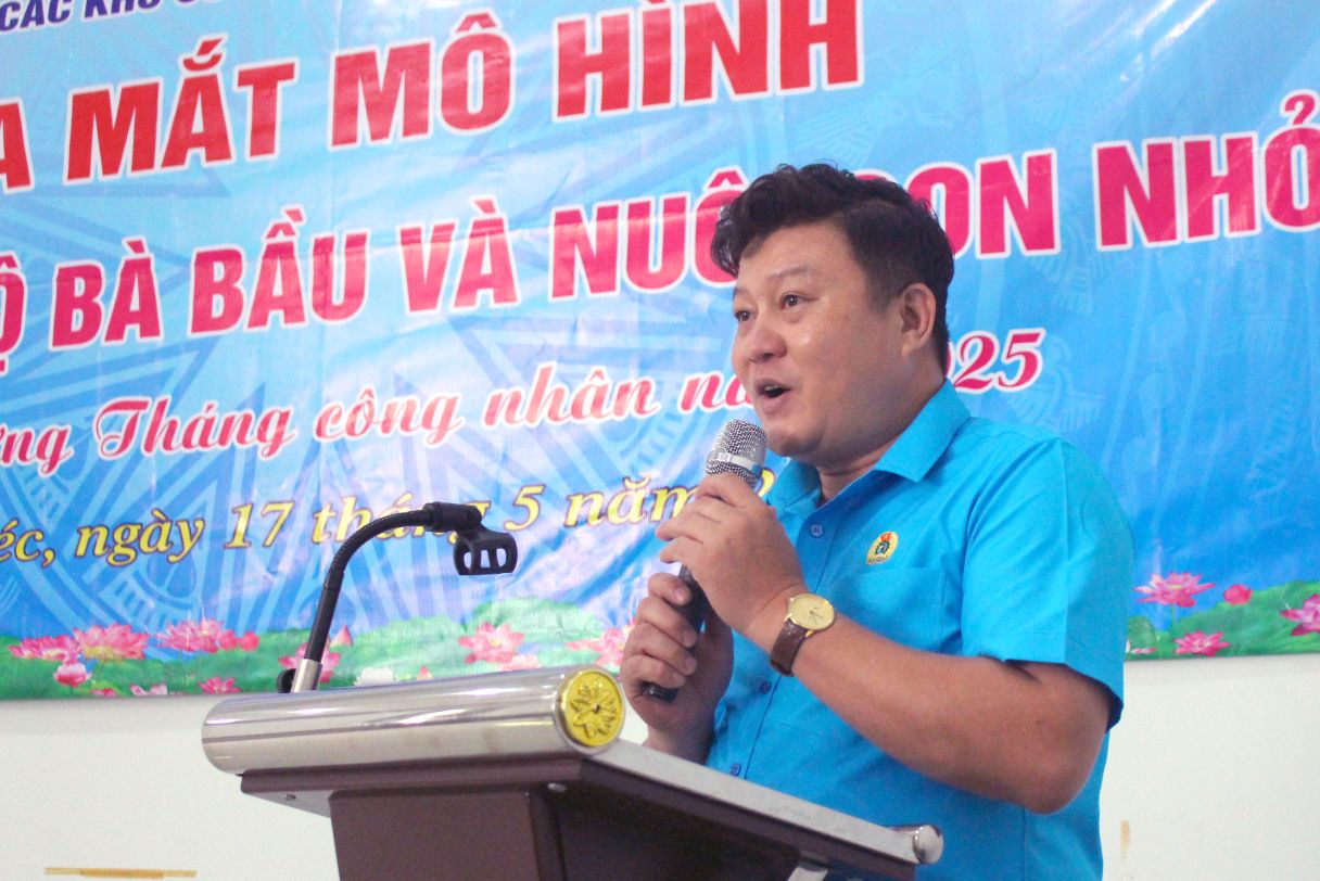 Ông Nguyễn Thanh Nhàn chúc mừng mô hình mới và mong muốn Ban chấp hành CĐCS tiếp tục phát huy vai trò, trách nhiệm, chủ động phối hợp và tranh thủ sự hỗ trợ của lãnh đạo doanh nghiệp chăm lo kịp thời, thiết thực hơn cho nữ đoàn viên, công nhân, lao động mang bầu và nuôi con nhỏ trong bối cảnh mới. Ảnh: Thanh Mai