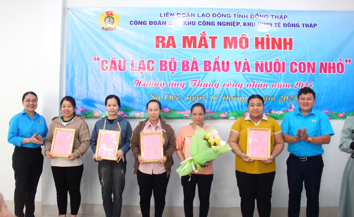 Ông Nguyễn Thanh Nhàn - Chủ tịch Công đoàn các khu công nghiệp, khu kinh tế Đồng Tháp và bà Phùng Thị Lý Ngọc - Chủ tịch CĐCS Công ty trao Quyết định thành lập và tặng hoa chúc mừng Ban chủ nhiệm CLB. Ảnh: Thanh Mai 