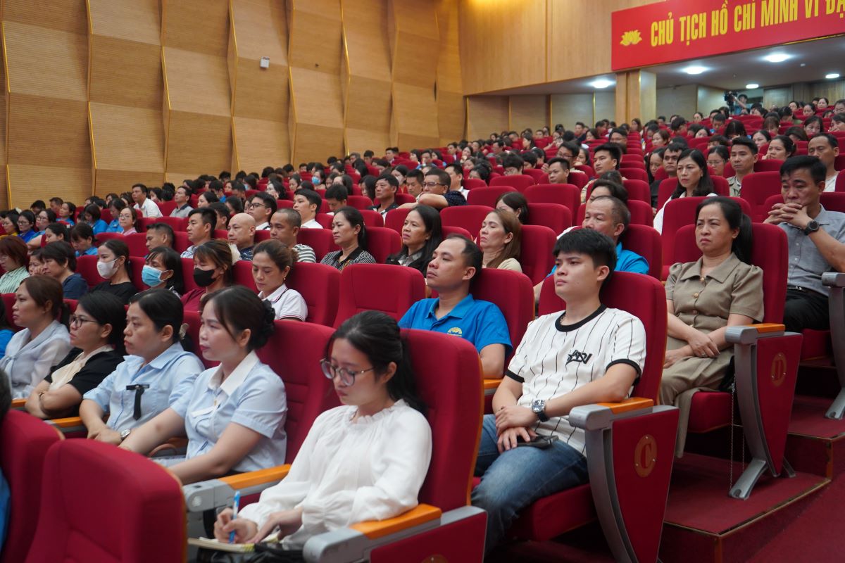 Casi 800 funcionarios sindicales de base en la ciudad de Hai Phong asistieron a la seguridad laboral e capacitacion de higiene. Foto: Mai Dung