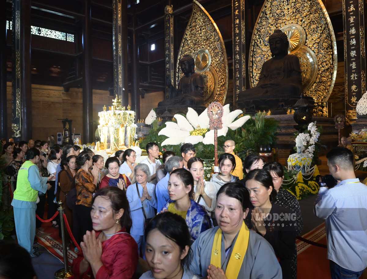 Cac phat tu cui minh niem phat trong su tinh lang thieng lieng khi vao ben trong chiem bai xa loi Duc Phat. Anh: Luong Ha