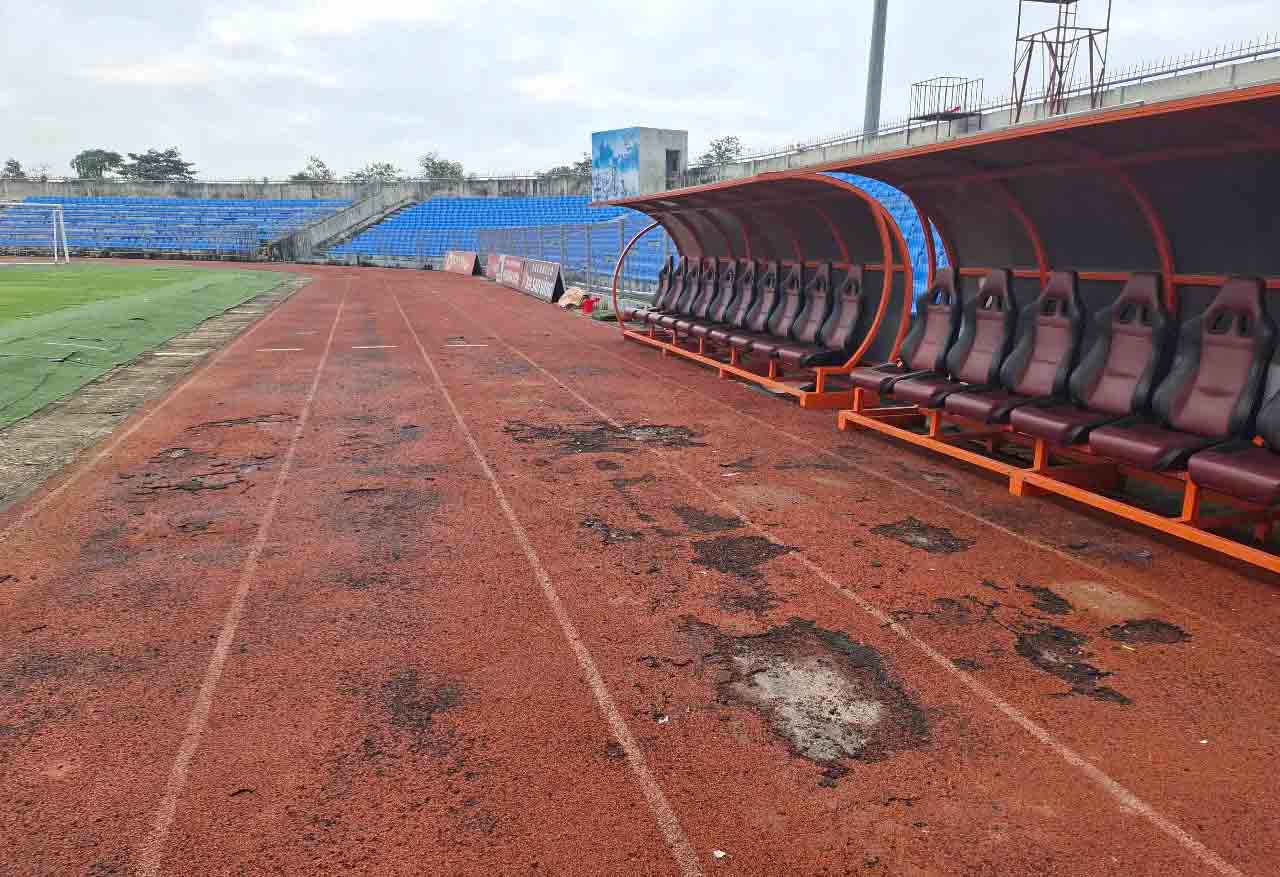 The People's Committee of Ha Tinh province has agreed to the policy of upgrading the Ha Tinh provincial stadium. In the photo is the running track of Ha Tinh Stadium that has degraded and peeled. Photo: Tran Tuan.