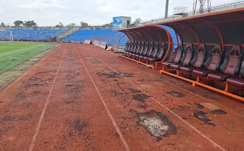 The People's Committee of Ha Tinh province has agreed to the policy of upgrading the Ha Tinh provincial stadium. In the photo is the running track of Ha Tinh Stadium that has degraded and peeled. Photo: Tran Tuan.