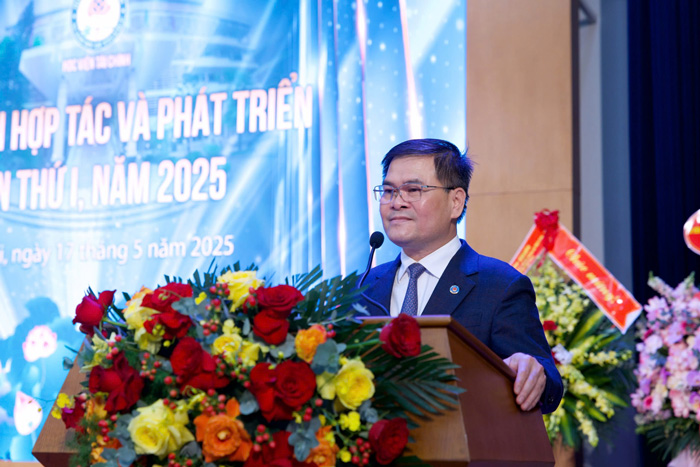 Thu truong Bo Tai chinh Bui Van Khang phat bieu tai dien dan. Anh: Duc Hiep