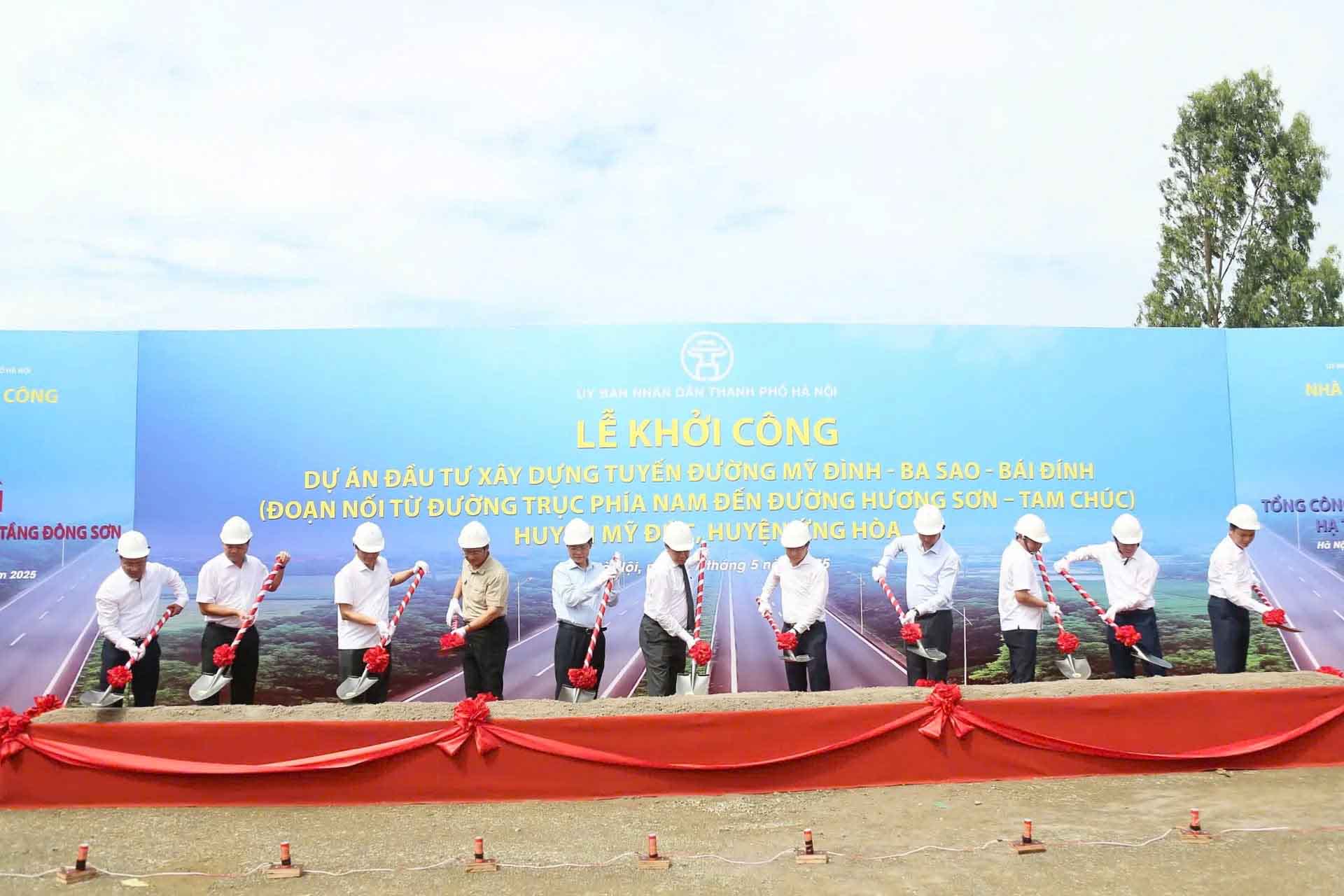 Los lideres del Comite Popular de Hanoi y los delegados realizan la ceremonia de inauguracion. Foto: Pham Cong