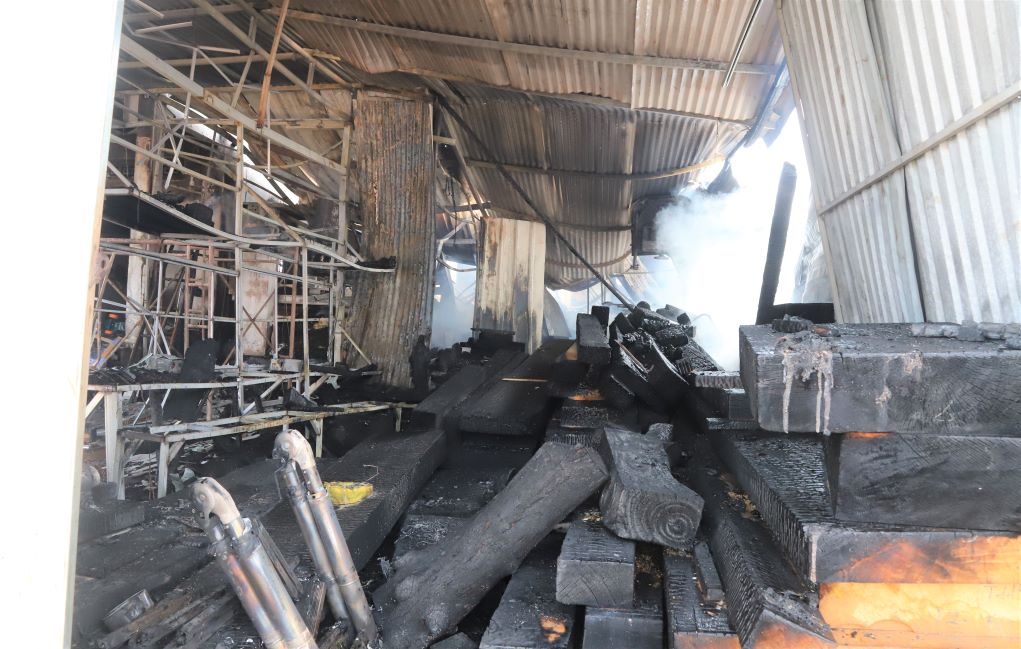 La madera en la fabrica fue quemada, un gran daño. Foto: Lam Hong