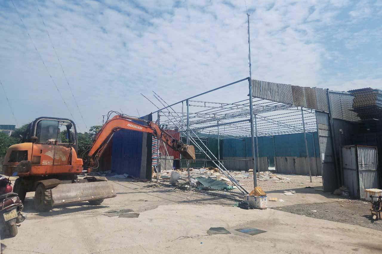 Huyện Thanh Trì (Hà Nội) tổ chức cưỡng chế công trình vi phạm trên đất nông nghiệp. Ảnh: Minh Hạnh