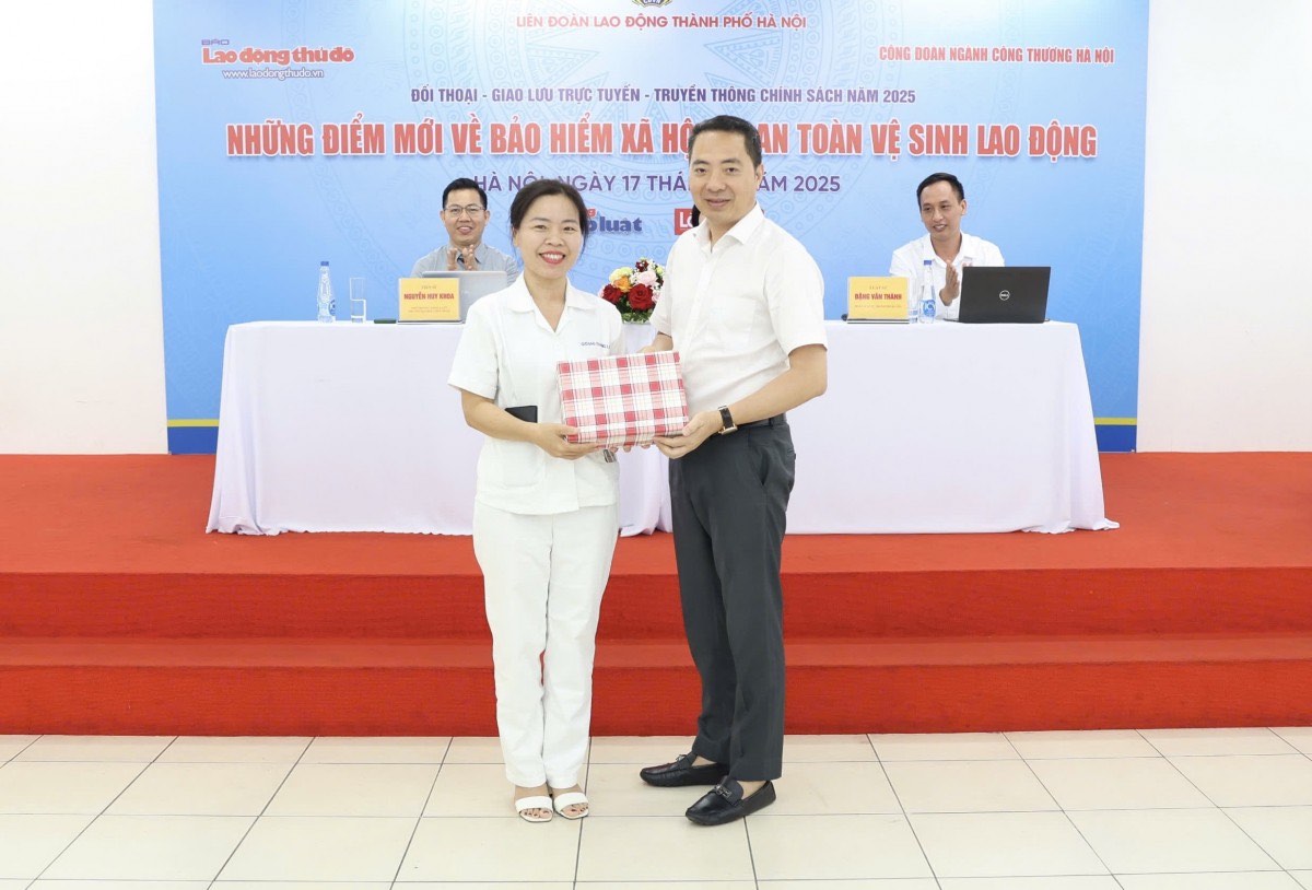 Ông Nguyễn Văn Bình - Tổng biên tập Báo Lao động Thủ đô tặng quà người lao động tham gia trả lời câu hỏi phần giao lưu tại chương trình. Ảnh: Hà Anh