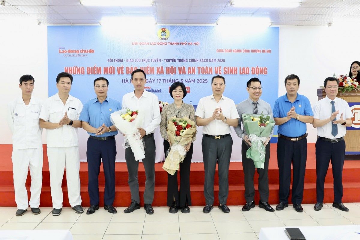 The organizing committee of the exchange presented flowers to experts who answered questions about social insurance, pensions, and occupational safety and health for workers. Photo: Ha Anh