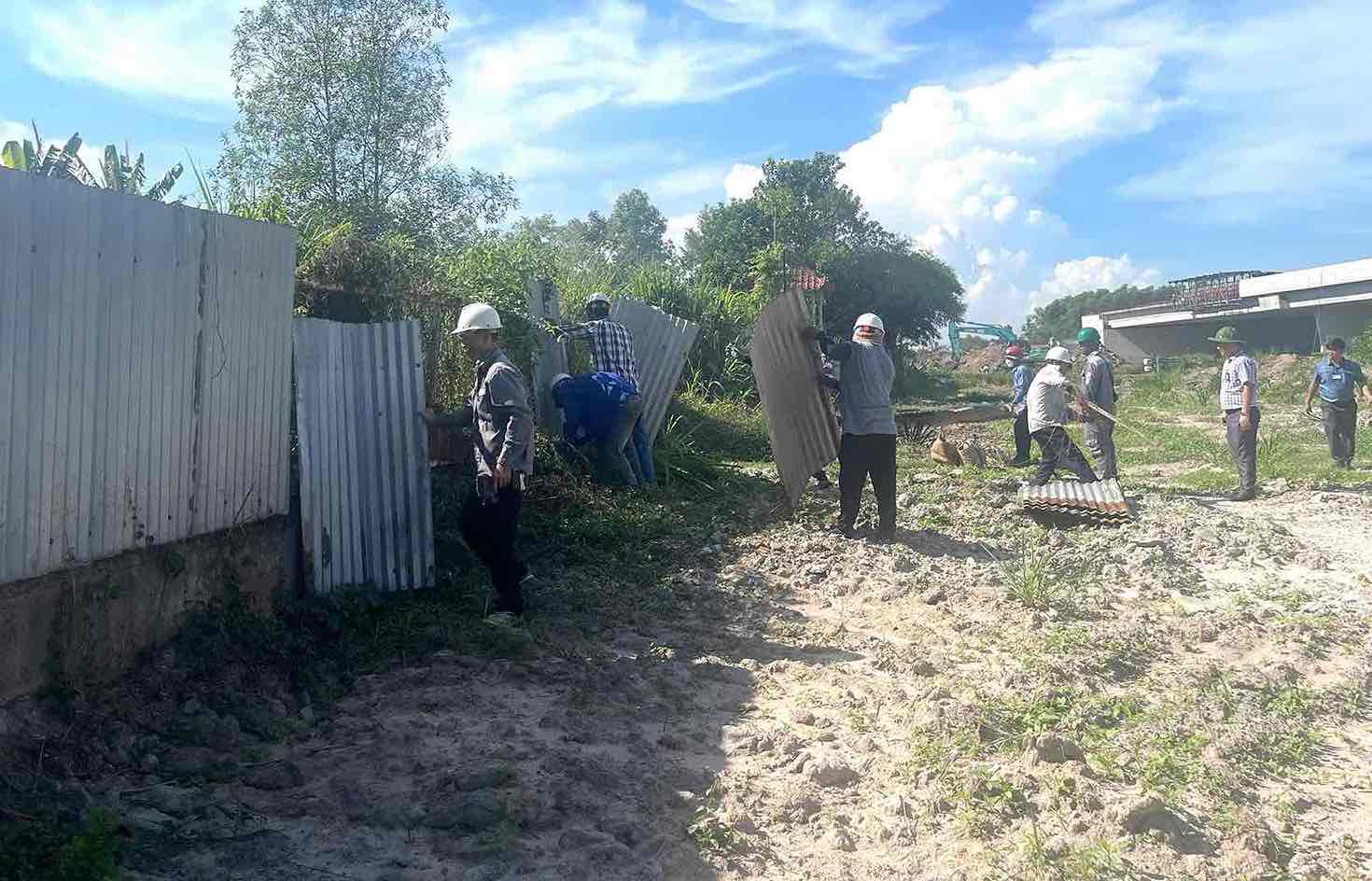 Las fuerzas funcionales que desmantelan el proyecto son parte del proyecto Bien Hoa - Vung Tau Highway, la seccion que pasa a Long Thanh District el 16 de mayo. Foto: Huy Hoang