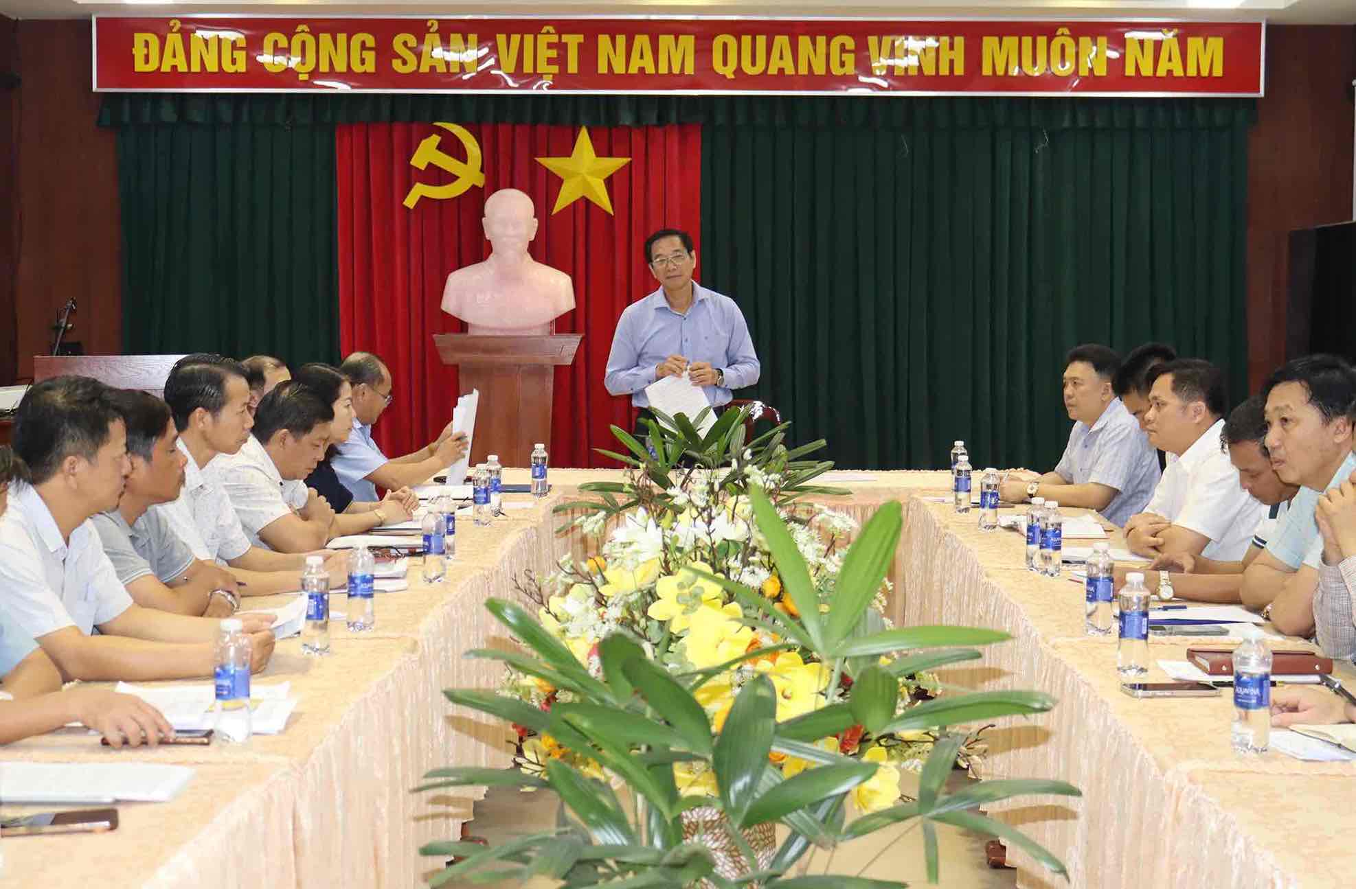 Bi thu Huyen uy Long Thanh Vo Van Phi lam viec voi Ban Cuong che thu hoi dat de thuc hien du an thanh phan 1 thuoc Du an Duong cao toc Bien Hoa - Vung Tau (giai doan 1). Anh: HAC