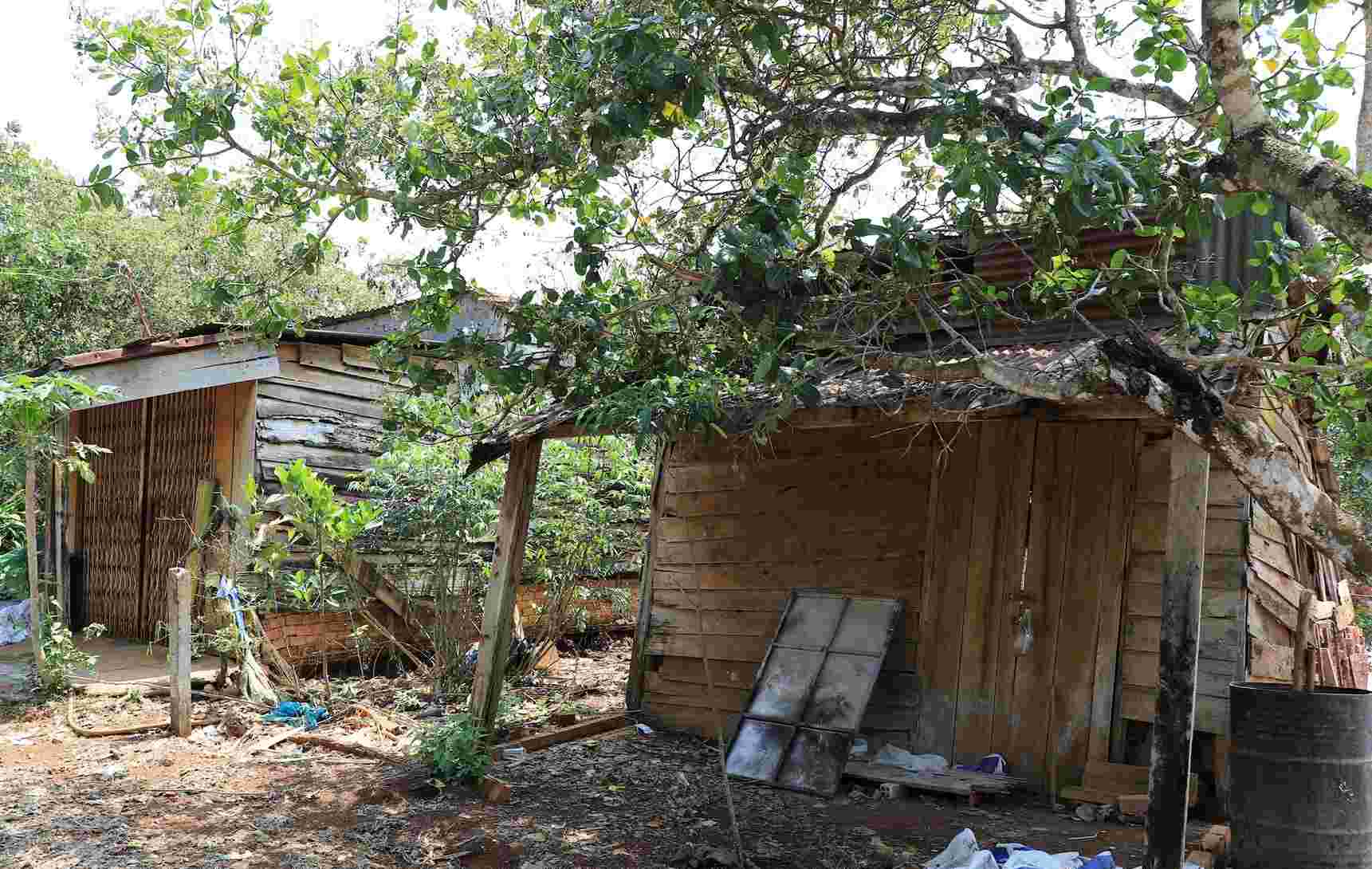 Casas de personas en el area de reasentamiento de 24ha, Nghia Trung Ward degradadas despues de muchos años de planificacion. Foto: Phuoc le