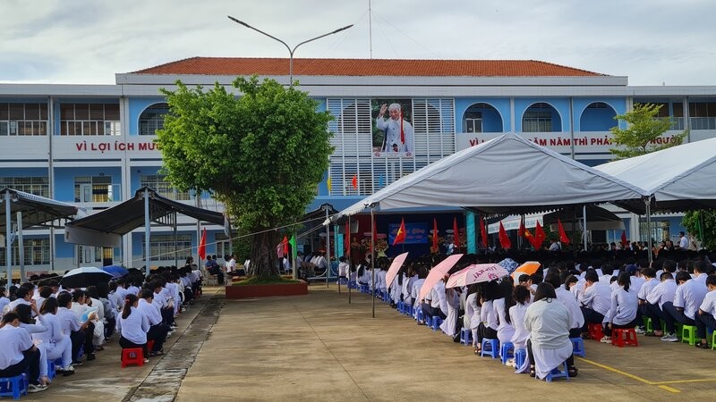 BAC Lieu crea condiciones para que sus hijos, funcionarios publicos, funcionarios y empleados sigan a sus padres y madres para que vengan a Ca Mau a trabajar. Foto: Nhat Ho