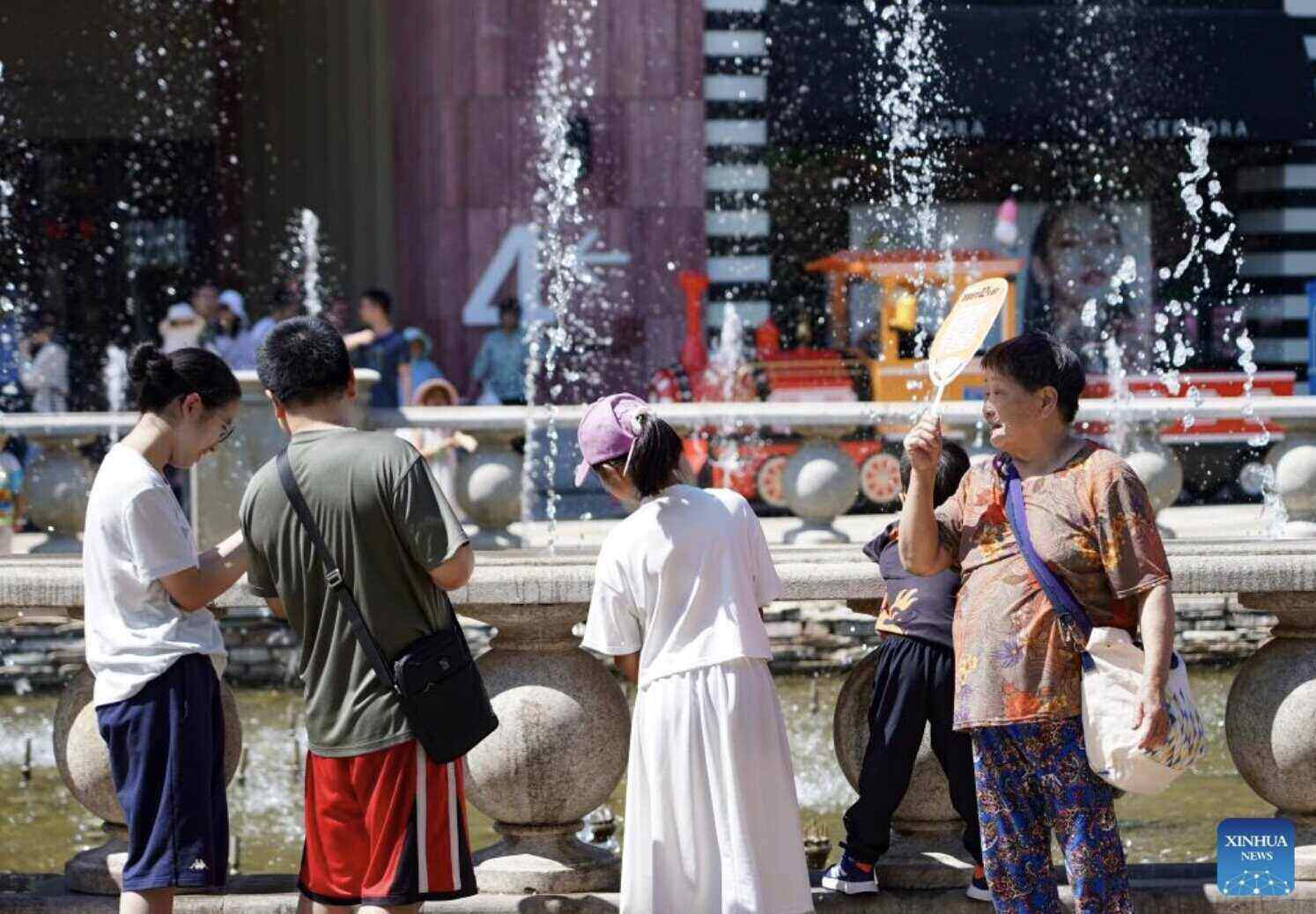 El pronostico del clima calido, con temperaturas de hasta 40 grados Celsius, se registrara en China en los proximos dias. Foto: Xinhua