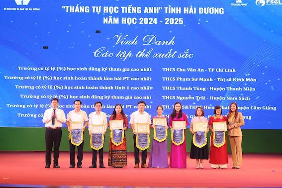 Leaders of the Department of Education and Training and the Atlantic Education Group honored outstanding collectives in implementing the "English Self-study Month". Photo: Hai Duong Provincial Portal