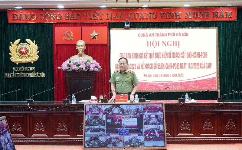 Director of Hanoi Police Nguyen Thanh Tung affirmed that he will consider the responsibility of the unit's head, management staff, and area officials if serious violations related to environmental pollution occur. Photo: Hanoi Police
