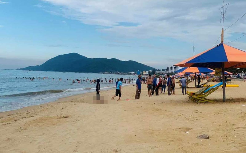 The woman suspected of having a stroke died at Thien Cam beach. Photo: Linh Nga.