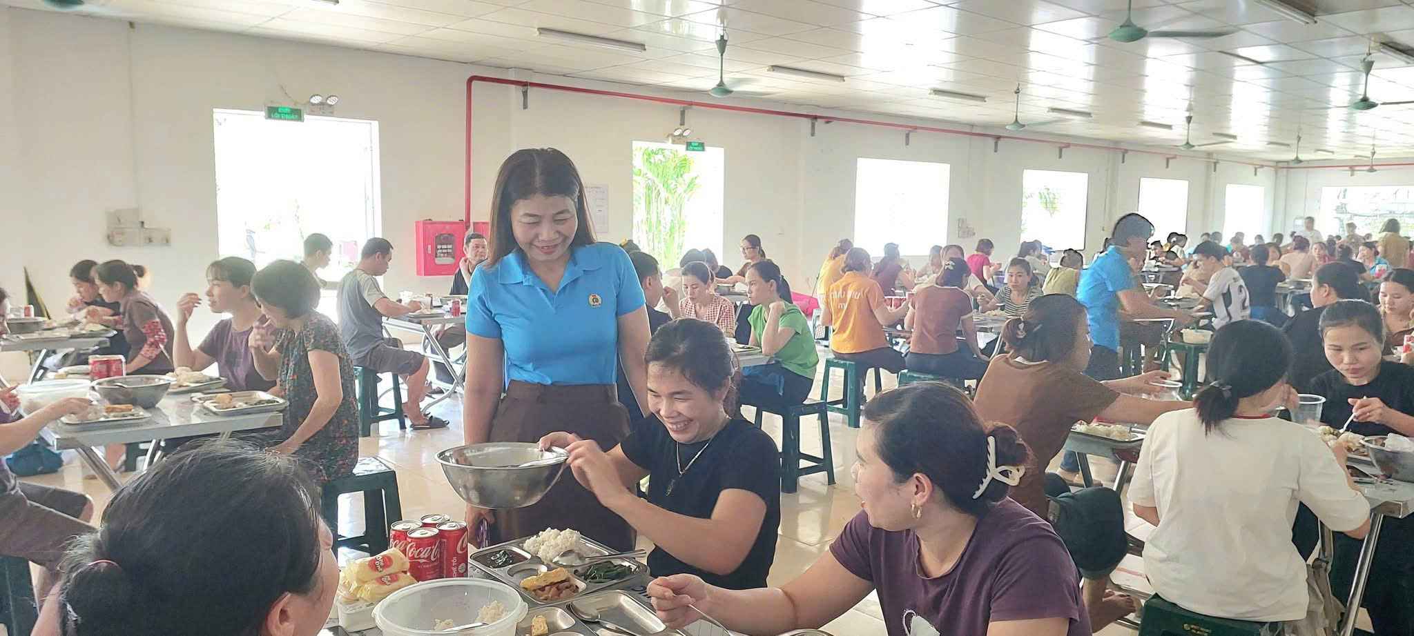 Union officials directly bring dessert to the workers' dining table. Photo: THUY HNG