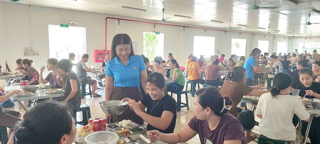 Công đoàn trao yêu thương cho 250 công nhân giữa mùa nắng nóng