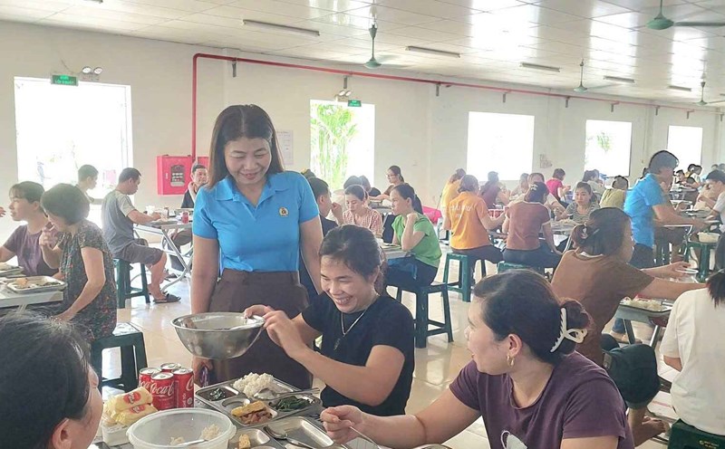 Union officials directly bring dessert to the workers' dining table. Photo: THUY HNG