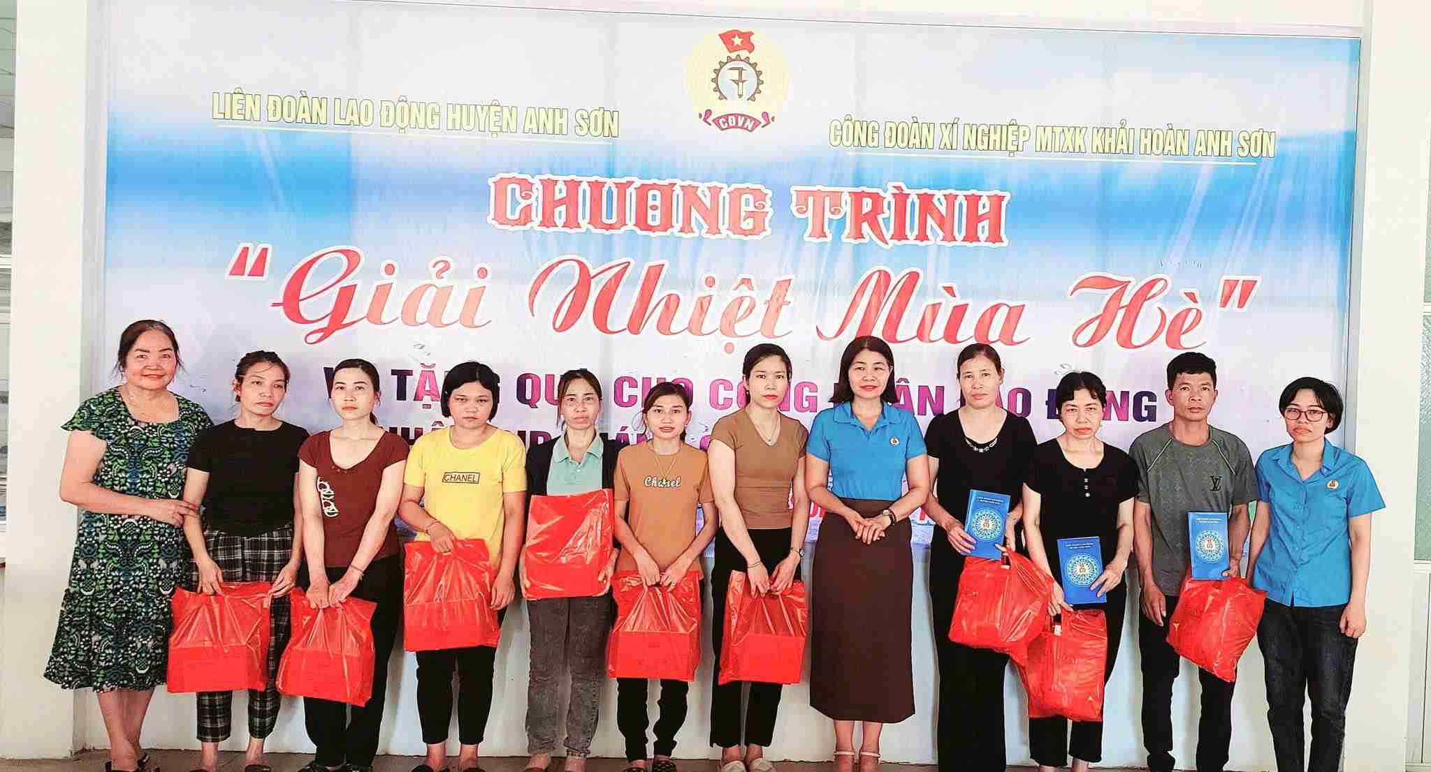 Liên đoàn Lao động huyện Anh Sơn và Công đoàn Xí nghiệp May thêu Khải Hoàn trao quà cho công nhân có hoàn cảnh khó khăn. Ảnh: THÚY HẰNG