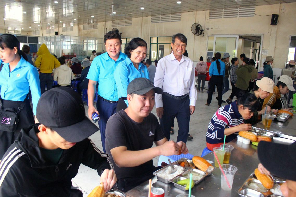 Dai dien lanh dao to chuc Cong doan va doanh nghiep den tan tung ban an tham hoi... Anh: Thanh Mai