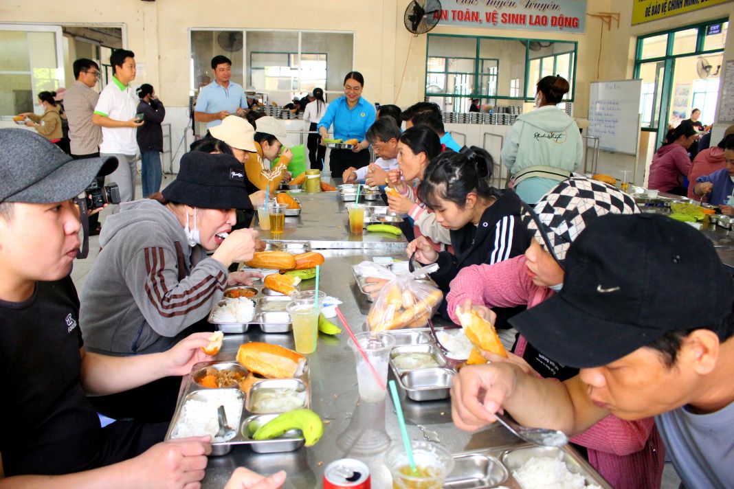 Doan vien, cong nhan, lao dong tai Cong ty Co phan Thuy san Truong Giang vui mung voi Bua com Cong doan. Anh: Thanh Mai