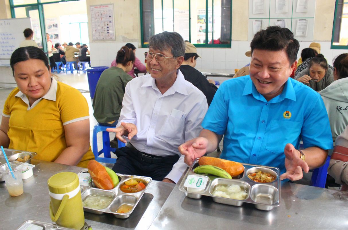 Ong Nguyen Thanh Nhan - Chu tich Cong doan cac khu cong nghiep va ong Ong Hang Van - Pho Tong Giam doc Cong ty Co phan Thuy san Truong Giang (thu 1 va thu 2 tu phai sang) vui ve dung Bua com Cong doan voi doan vien. Anh: Thanh Mai