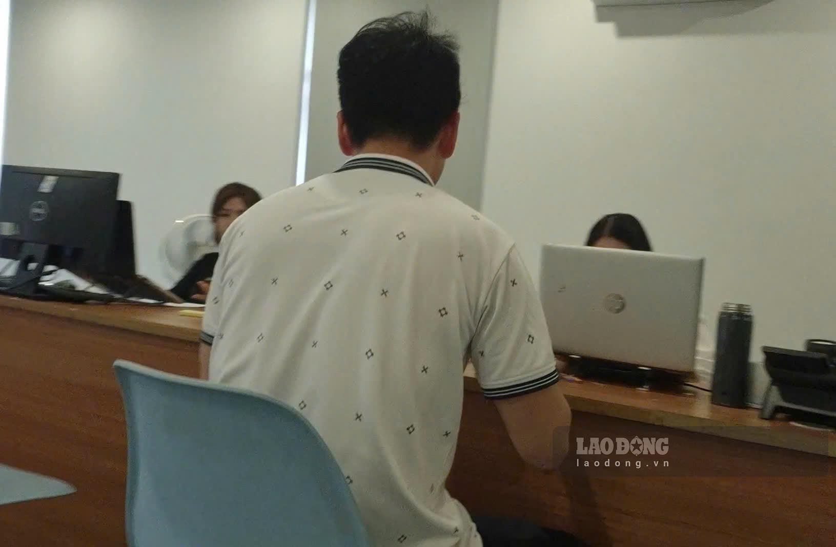 Người dân đăng ký mua nhà ở xã hội Hope Residence tại trụ sở chủ đầu tư dự án. Ảnh: Vân Trường