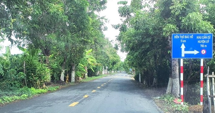 Duong vao Den tho Bac Ho o Bac Lieu rop bong cay xanh. Anh: Nhat Ho