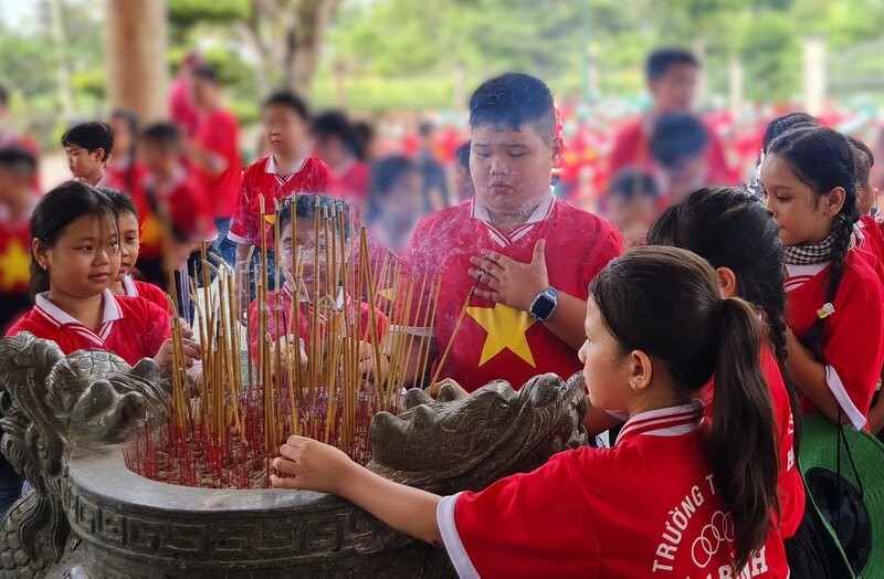 Hoc sinh Truong Tieu hoc Hoa Binh A, huyen Hoa Binh, tinh Bac Lieu vieng Bac taij Den tho Bac Ho, xa Chau Thoi, huyen Vinh Loi, tinh Bac Lieu sang ngay 17.5. Anh: Nhat Ho