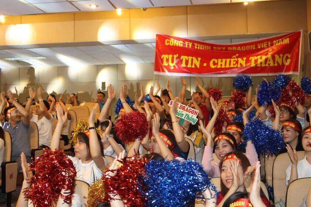 Công nhân Hải Dương cổ vũ trong chương trình “Sau giờ thứ 8“. Ảnh: Công đoàn Hải Dương