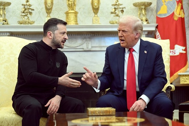 Ong Trump (ben phai) va ong Zelensky (ben trai) tai Phong Bau duc hom 28.2. Anh: Xinhua