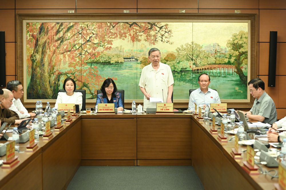 General Secretary To Lam gave his opinion on the Law on Credit Institutions at the National Assembly's group discussion session on the afternoon of May 17. Photo: Pham Dong
