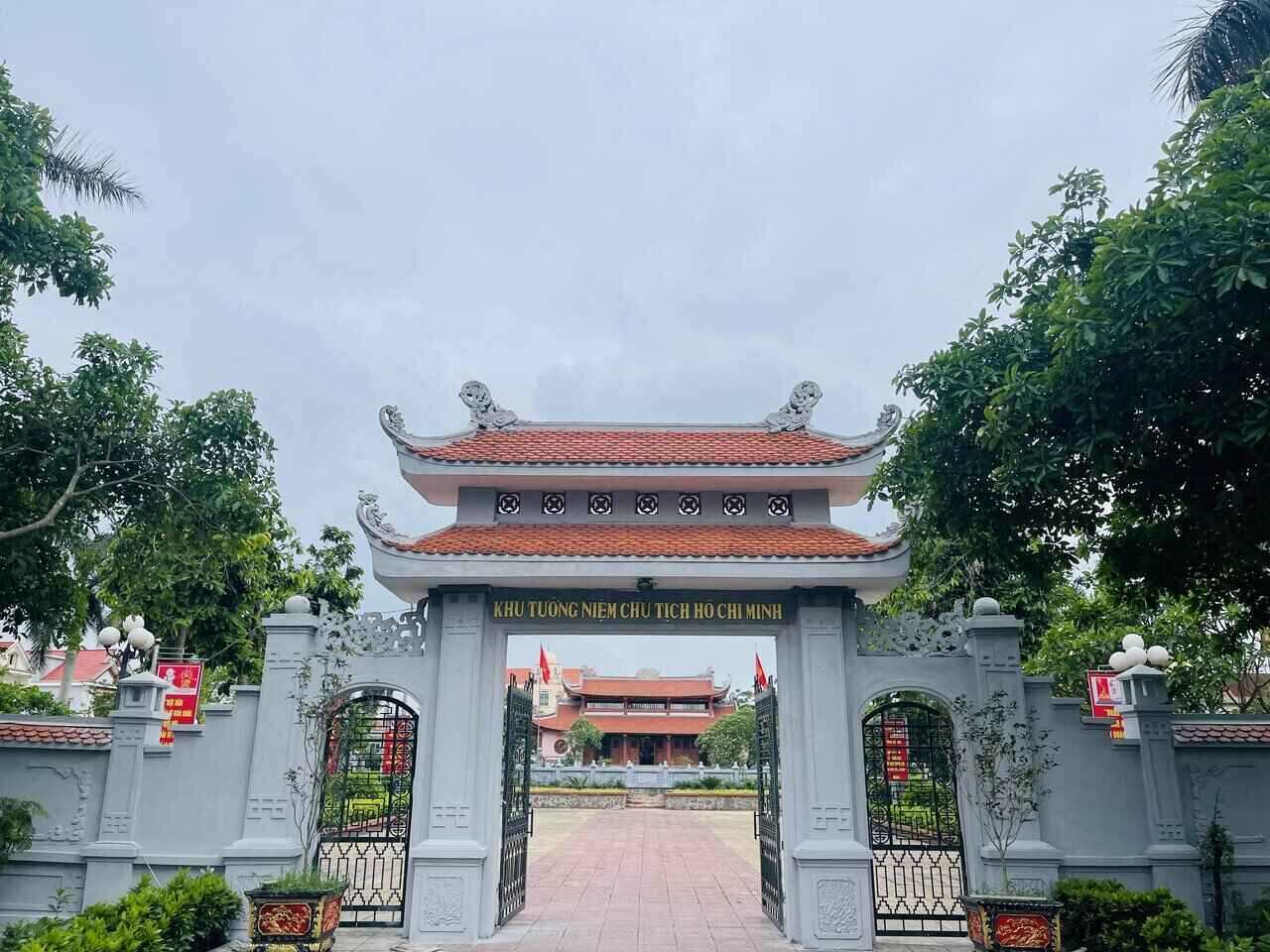 El Presidente Ho Chi Minh Memorial Area fue construido solemnemente en la comuna Tran Phu. Foto: Mai Huong