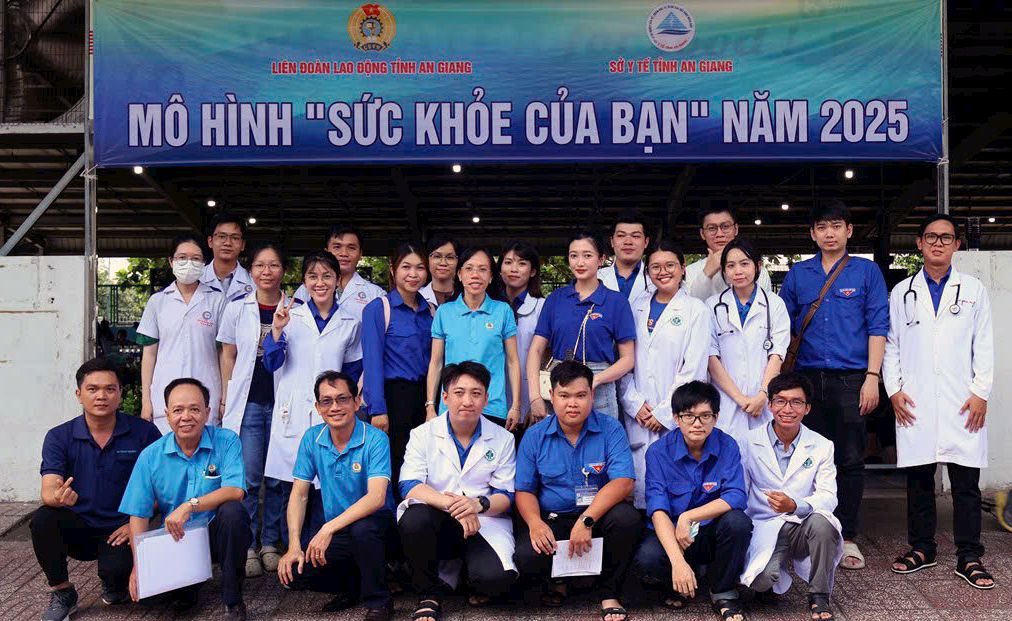 Đoàn công tác tổ chức chương trình chăm sóc sức khỏe người lao động tại Khu Công nghiệp Bình Hòa nhân Tháng Công nhân năm 2025. Ảnh: Mỹ Hạnh
