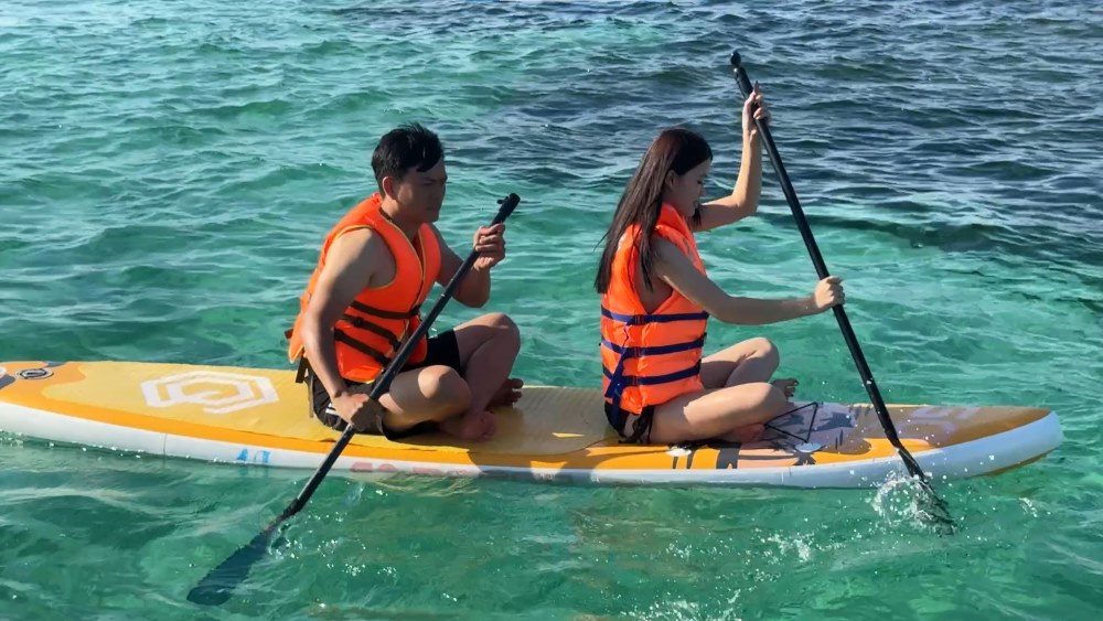 Tourists rowing sup on Phu Quy island. Photo: Duy Tuan