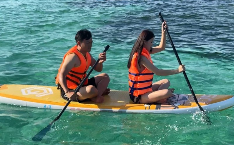 Tourists rowing sup on Phu Quy island. Photo: Duy Tuan