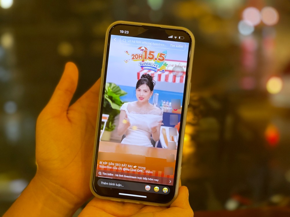 TikToker Ha Linh's livestream on the evening of May 15. Photo: Huyen Chi