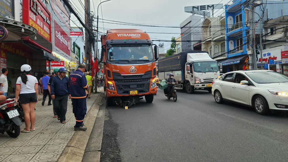 La escena del accidente de camion se aleja del hombre muerto. Foto: Lam Hong
