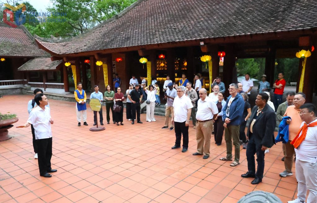 Los embajadores y representantes de organizaciones internacionales y diplomaticas en Vietnam aprenden sobre valores culturales e historicos en Yen Tu TU Special National Monuments, Uong Bi City, provincia de Quang Ninh.  Foto: Quang Ninh Centro de comunicacion provincial
